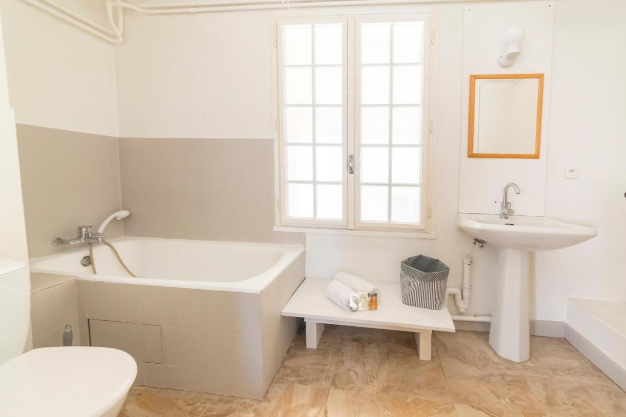Appartement De Charme - Vue Sur Remparts - Wifi Gratuit - Parking Payant A Proximite Avignon Exterior foto